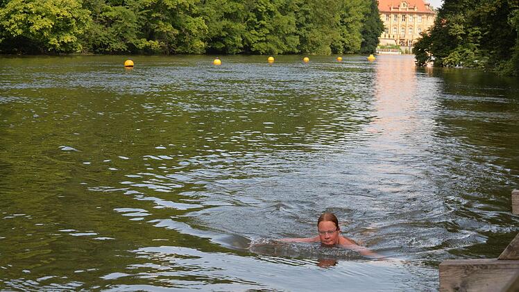 Die Regnitz ersetzt ihr das Meer: Sandra schwimmt am liebsten gegen die Strömung - auch wenn sie dann im Hainbad auf den malerischen Concordia-Blick verzichten muss. Foto: Ronald Rinklef