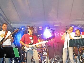 2006 spielten Bobby Beer and Band zum letzten Mal im Münnerstädter Schlosshof. Jetzt kommt die Formation zurück, wenn auch nicht als Hauptact, sondern als besonderes Schmankerl zum Grillevent "Ring of Fire". Foto: Heike Beudert