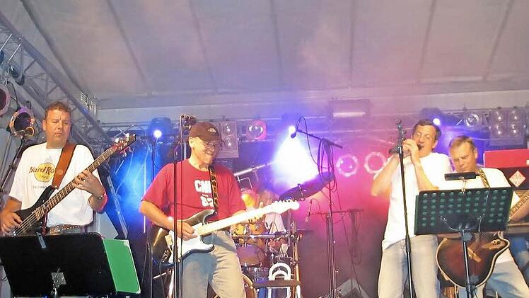 2006 spielten Bobby Beer and Band zum letzten Mal im Münnerstädter Schlosshof. Jetzt kommt die Formation zurück, wenn auch nicht als Hauptact, sondern als besonderes Schmankerl zum Grillevent "Ring of Fire". Foto: Heike Beudert