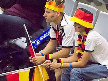 Banges Warten auf den ersten Torjubel in der Coburger HUK-Arena.Fotos: Albert Höchstädter