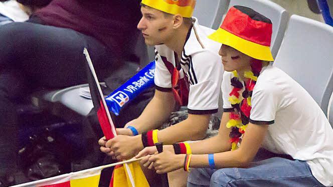 Banges Warten auf den ersten Torjubel in der Coburger HUK-Arena.Fotos: Albert Höchstädter