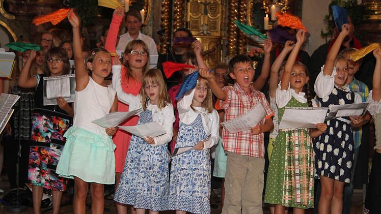 Der Kinderchor winkte mit bunten Tüchern.