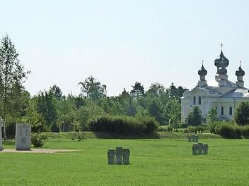 Die Kirche mit einem Museum ist das Zentrum des Soldatenfriedhofs Sologubovka in der Nähe von St. Petersburg.  Fotos: privat