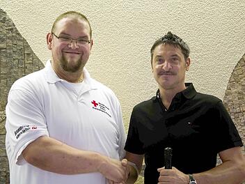 Zum 100. Mal spendete Martin Hollendonner (rechts) Blut. Blutspendeleiter Thomas Reißig bedankte sich. Foto: Deuerling