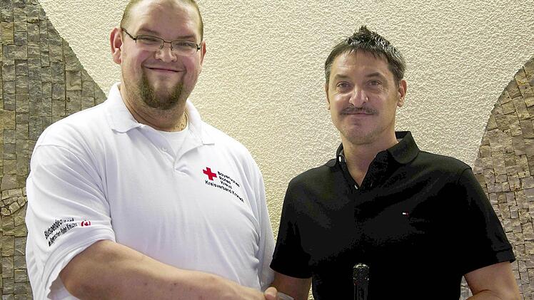 Zum 100. Mal spendete Martin Hollendonner (rechts) Blut. Blutspendeleiter Thomas Reißig bedankte sich. Foto: Deuerling