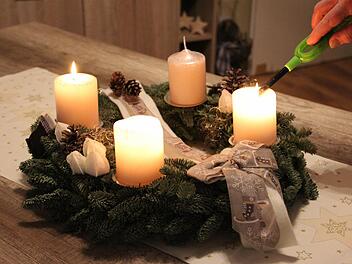 Wenn die Patchworkfamilie heute zusammen sitzt, wird Karen Holzinger* alle vier Kerzen auf dem Adventskranz anzünden. Die Geldsorgen rücken an Heilig Abend in den Hintergrund. Die Gedanken sind besonders jetzt bei der verstorbenen Schwester und Tochter Nicole. Foto: Carmen Schmitt