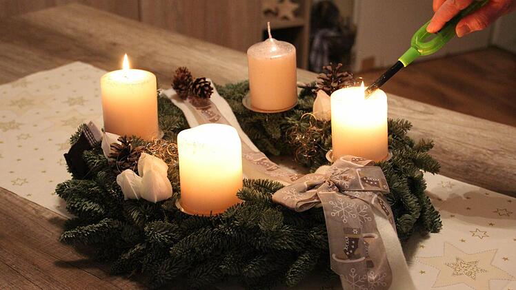 Wenn die Patchworkfamilie heute zusammen sitzt, wird Karen Holzinger* alle vier Kerzen auf dem Adventskranz anzünden. Die Geldsorgen rücken an Heilig Abend in den Hintergrund. Die Gedanken sind besonders jetzt bei der verstorbenen Schwester und Tochter Nicole. Foto: Carmen Schmitt