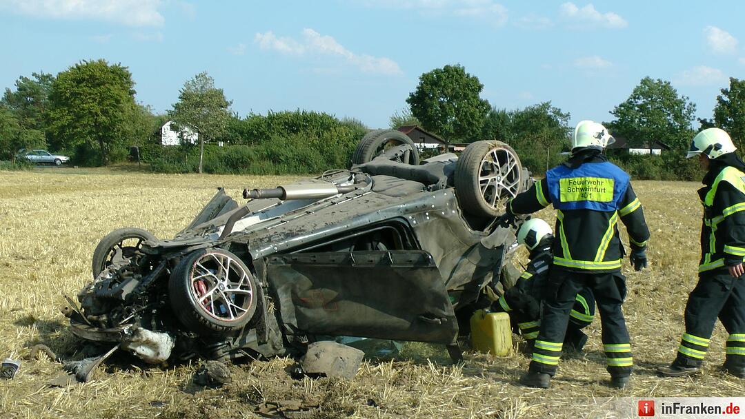 Renault ueberschlaegt sich mehrfach - Fahrer lebensgefaehrlich verletzt