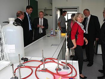 Der neue Biologieraum des Höchstadter Gymnasiums. Aus den Leitungen an der Decke können Wasser und Gas "gezapft” werden, erfuhren die Gäste bei der offiziellen Einweihung. Foto: Evi Seeger