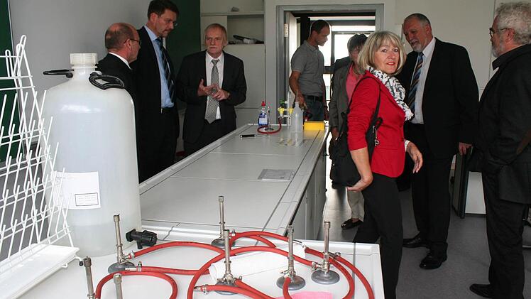 Der neue Biologieraum des Höchstadter Gymnasiums. Aus den Leitungen an der Decke können Wasser und Gas "gezapft” werden, erfuhren die Gäste bei der offiziellen Einweihung. Foto: Evi Seeger