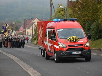 Mit dem neuen Auto ging es mit Musikbegleitung durch Großenbrach. Das ganze Dorf hat mitgefeiert. Foto: Björn Hein