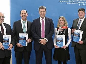 Markus Söder (3. von links) und Staatssekretär Albert Füracker (ganz rechts) überreichten von links Franz Kuhn (Oerlenbach), Dieter Muth (Oberleichtersbach), Beatrix Lieb (Schondra) und Alexander Schneider (Geroda) die Breitband-Förderbescheide.  Foto: Finanzministerium