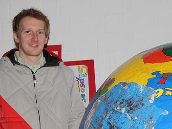 Was kostet die Welt? Peter Karl, hier im Foyer der Mittelschule, ist für Bauprojekte der Stadt verantwortlich. Die Generalsanierung der Mittelschule zählt mit schätzungsweise acht Millionen Euro Investitionskosten zu den wichtigsten Posten im städtischen Haushalt. Foto: Ulrike Müller