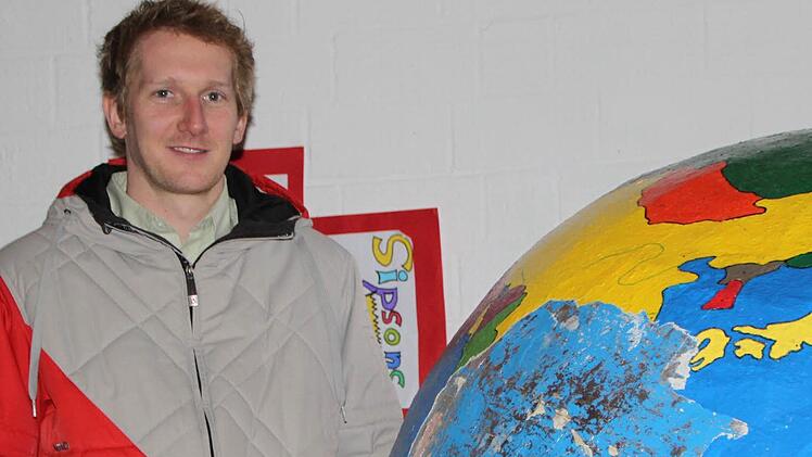 Was kostet die Welt? Peter Karl, hier im Foyer der Mittelschule, ist für Bauprojekte der Stadt verantwortlich. Die Generalsanierung der Mittelschule zählt mit schätzungsweise acht Millionen Euro Investitionskosten zu den wichtigsten Posten im städtischen Haushalt. Foto: Ulrike Müller