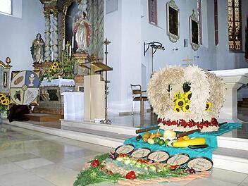 Die Landfrauen gestalteten den Erntedankschmuck in der Pfarrkirche Sankt Peter und Paul. Foto: Renate Neubecker