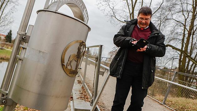 Klaus-Stefan Krieger z&uuml;ckt am F&uuml;nferlessteg im Erbapark den Geldbeutel f&uuml;r eine kleine Spende.  Foto: Matthias Hoch