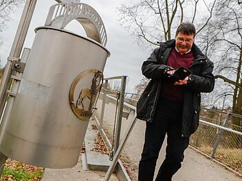 Klaus-Stefan Krieger zückt am Fünferlessteg im Erbapark den Geldbeutel für eine kleine Spende.  Foto: Matthias Hoch