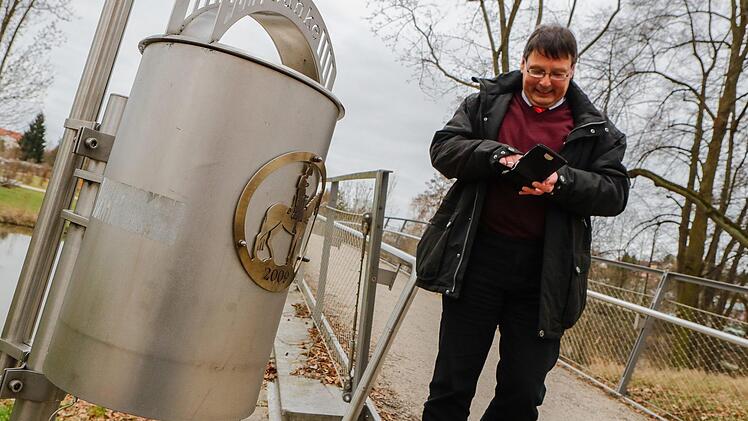 Klaus-Stefan Krieger zückt am Fünferlessteg im Erbapark den Geldbeutel für eine kleine Spende.  Foto: Matthias Hoch