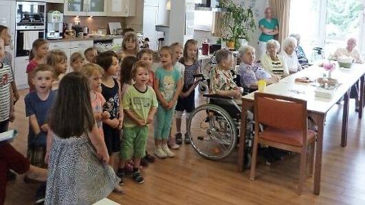 Hanna Leimenstoll (links, mit Gitarre) besuchte mit ihrer Gruppe der Kindertagesstätte Neuenmarkt den Senioren-Wohnpark "Rosengarten".  Foto: Werner Reißaus