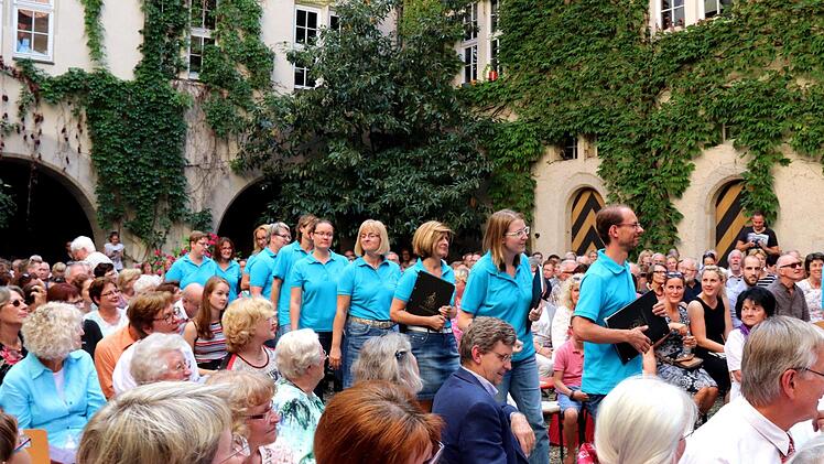 Erfrischend: Das Vokalensemble "Voicegarden" marschiert singend ein. Foto: Johanna Blum