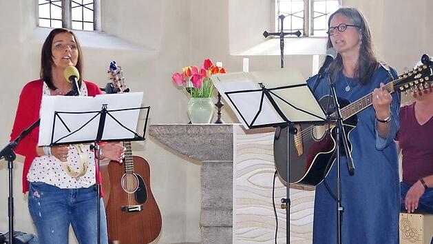 Das Duo "Flair" (von links Alexandra F&ouml;rtsch und Ute Fischer Petersohn) bei ihrem Konzert in der Kronacher Christuskirche. Foto: Heike Sch&uuml;lein