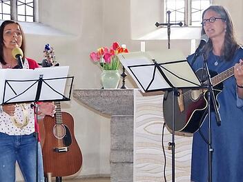 Das Duo "Flair" (von links Alexandra Förtsch und Ute Fischer Petersohn) bei ihrem Konzert in der Kronacher Christuskirche. Foto: Heike Schülein