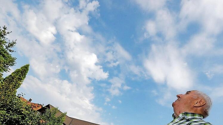 Andreas Siebenhaar liest in den Wolken über Heroldsbach.