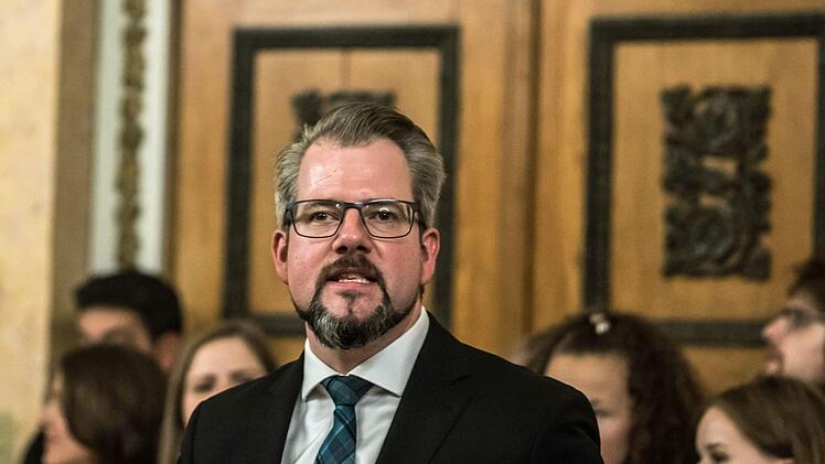 Ausdauernden Applaus gab es für die Premiere von Mozarts "Zauberflöte" am Landestheater Coburg: Intendant Bernhard F. Loges bei der Premierenansprache.Foto: Jochen Berger