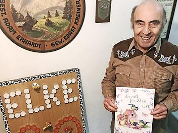 Ernst Kreiner möchte das Geschenk gerne persönlich übergeben.  Fotos: Michael Busch/Josef Hofbauer