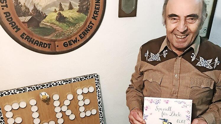 Ernst Kreiner möchte das Geschenk gerne persönlich übergeben.  Fotos: Michael Busch/Josef Hofbauer