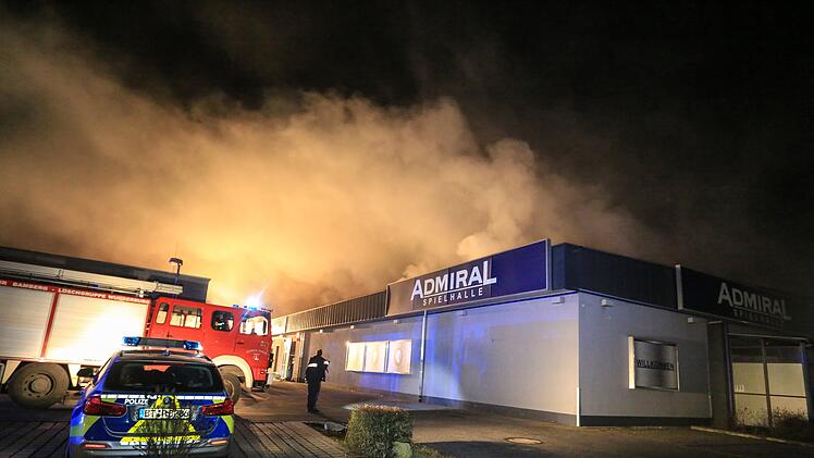 Einbruchalarm und starke Rauchentwicklung in Spielhalle rufen Einsatzkräfte auf den Plan