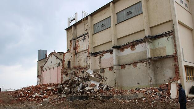 Bürgermeister Bosch bei einem Rundgang über das Gelände der ehemaligen Spinnerei in Mainleus. Foto: Jürgen Gärtner