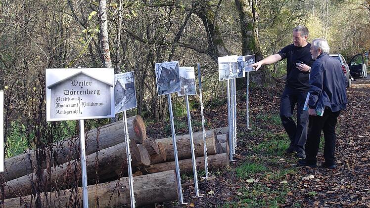 Heimatforscher Matthias Elm kommt an der ehemaligen Dorfstelle von Neuglashütten mit Besuchern ins Gespräch und berichtet über die abgesiedelten Orte. Foto: Stephanie Elm