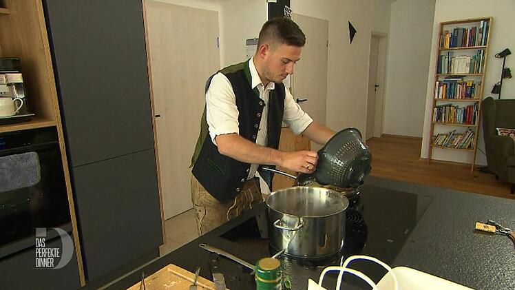 Auch wenn er als Koch profimäßig wirkt: Fabian (25) promoviert in bayerischer Geschichte.