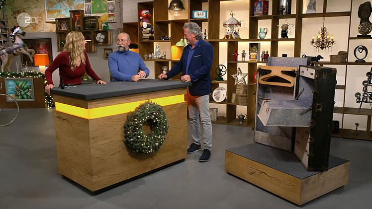 Horst Lichter (Mitte) erkannte gleich, dass die Koffer in keinem guten Zustand war - das sahen auch die Expertin und der Verk&auml;ufer so.