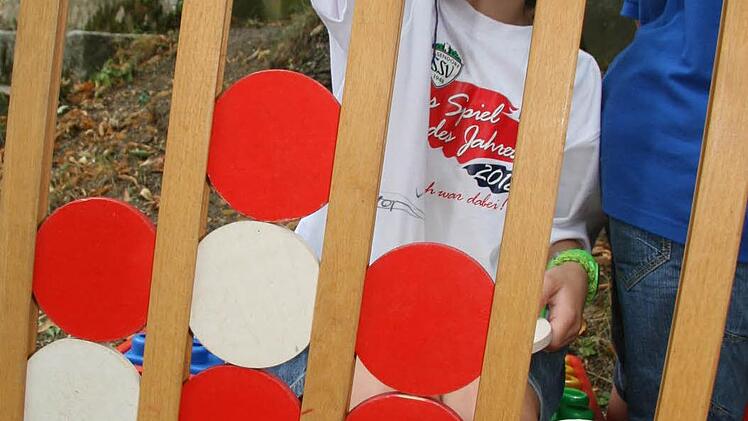 Lara Deller (9) hat beim Riesen-Vier-gewinnt den Bogen raus.