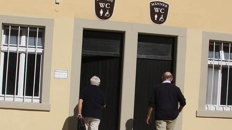 Der gemeinsame Gang dieses Pärchens beweist, dass die öffentlichen Toiletten in der Schrannenstraße gerade von Touristen alles andere als gemieden werden.