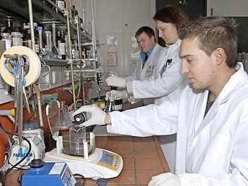 Die praktische Arbeit im Labor ist wesentlicher Bestandteil der Ausbildung für die künftigen agrartechnischen Assistenten Carsten Ulrich, Janett Schelle und Maik-Constantin Münchberger (von rechts).  Foto: Dagmar Besand