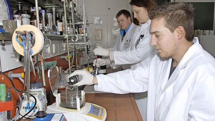 Die praktische Arbeit im Labor ist wesentlicher Bestandteil der Ausbildung für die künftigen agrartechnischen Assistenten Carsten Ulrich, Janett Schelle und Maik-Constantin Münchberger (von rechts).  Foto: Dagmar Besand