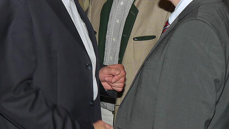 Gerold Strobel, Fraktionsvorsitzender der Freien Wähler, gratuliert Rainer Mattern. Foto: Berthold Köhler