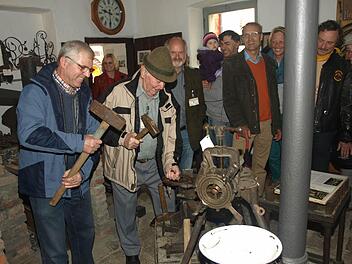 Einblicke in die Kunst des Schmiedens gab Herbert Baus (links) aus Untererthal beim Museumsfest in Ebenhausen. Daneben Museumsleiter Bernhard Wahler sowie interessierte Gäste.  Foto: Stefan Geiger