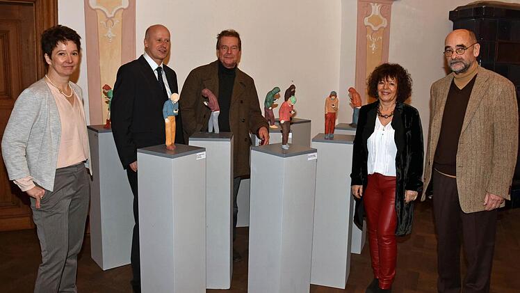 Sehr gut besucht war die Vernissage im Schloss Oberschwappach anlässlich der die Ausstellung mit Werken von 15 Künstlern, die für den Kunstpreis des Landkreises Haßberge nominiert wurden. Unser Bild zeigt (von links) die Leiterin des Projekts "Kunststück", Sibylle Kneuer, Knetzgaus Bürgermeister Stefan Paulus, den Künstler Peter Picciani mit seinem Werk "Soziales Netzwerk", sowie die Galeristin Eleonore Schmidts-Stumpf und ihren Mann, den Galeristen und Jurymitglied Egon Stumpf.