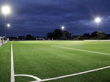 Die neue Flutlichtanlage leuchtet jede Ecke des Kunstrasenplatzes aus.Richard Sänger