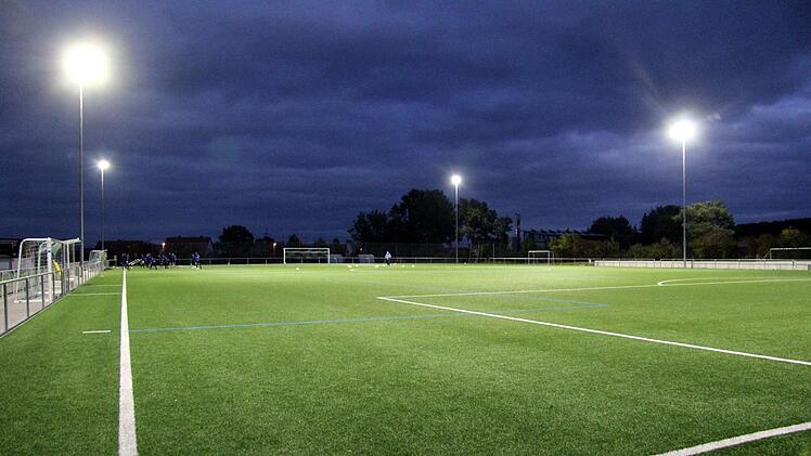 Die neue Flutlichtanlage leuchtet jede Ecke des Kunstrasenplatzes aus.Richard Sänger