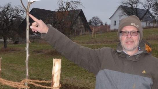 Frank Reißenweber zeigt die Veredelungsstelle der Roten Pfalzgräfin.