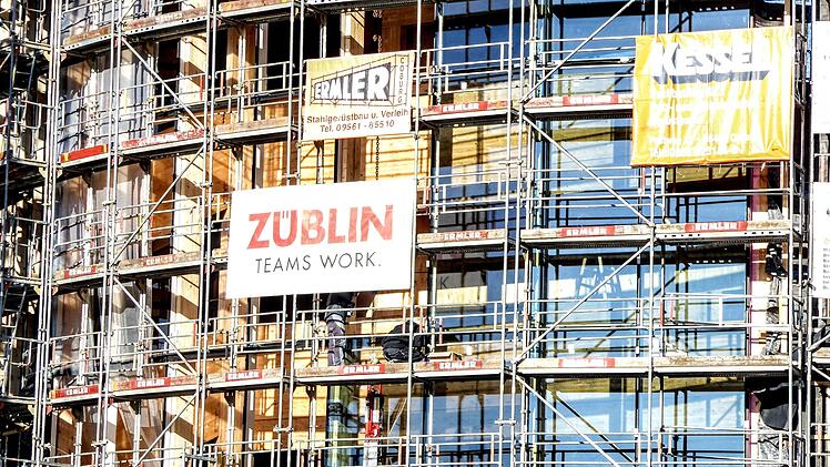 Die Einzelelemente f&uuml;r die Glasfassade am Globe werden montiert.Foto: Jochen Berger