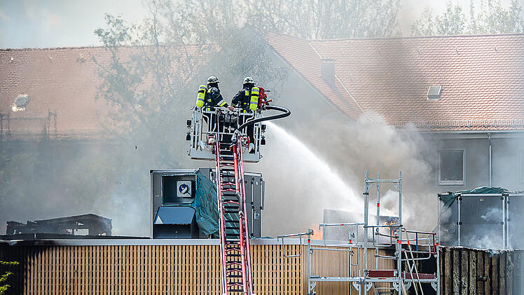 Nürnberger Kita brennt weiterhin: Feuerwehr kündigt drastische Maßnahme an - "kommen da nicht ran"