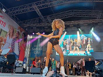 Coburger Samaba-Festival 2022 gestartet: Ex-GNTM-Finalistin twerkt vor Claudia Roth