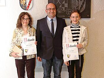 Bürgermeister Sascha Günther mit den Geehrten&#160;&#160;Greta Günther und Eva Polzer