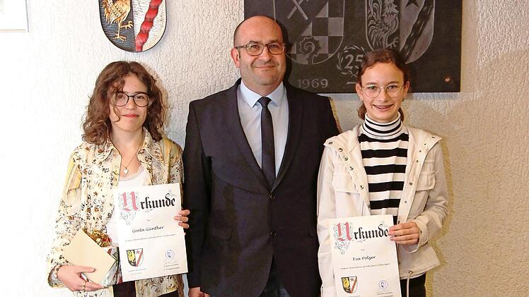 Bürgermeister Sascha Günther mit den Geehrten&#160;&#160;Greta Günther und Eva Polzer